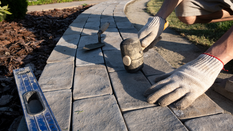 Pose de pavé uni sur une entrée résidentielle